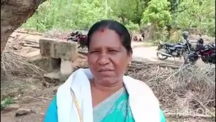 खूंटपानी: केयाड़चालोम में जिला परिषद सदस्य यमुना तियू ने गार्डवाल निर्माण कार्य का निरीक्षण किया