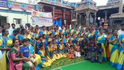 பழனி: பாரம்பரிய கலைகளை வளர்க்கும் வகையில் பழனி முருகன் மலைக் கோயிலில் வள்ளி கும்மி நடனமாடிய பெண் பக்தர்கள்