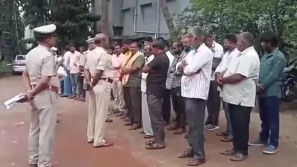 ಹುಣಸೂರು: ಹುಣಸೂರಿನಲ್ಲಿ ರೌಡಿ ಪೆರೇಡ್ ಅಡಿಷನಲ್ ಎಸ್ಪಿ ಮಲ್ಲಿಕ್ ಕಡಕ್ ವಾರ್ನಿಂಗ್ ಕಾನೂನು ಸುವ್ಯವಸ್ಥೆಗೆ ಭಂಗ ತಂದ್ರೆ ಗಡಿಪಾರು ಎಚ್ಚರಿಕೆ