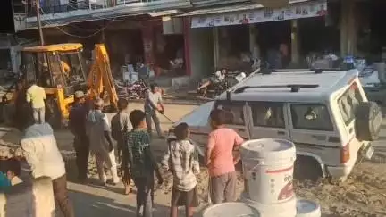 मजिस्टेट् की गाड़ी गिरी गड्ढे मे, जिसे G.C.B के द्वारा निकाला गया, पूरा मामला नानपारा नगर पालिका रोड का है