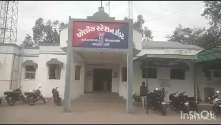 ઇડર: ઈડરના કૃષ્ણનગરના રબારી વાસમા 
મજૂરીના પૈસા અંગે ઉશ્કેરાઈ જઈ પાલક પિતાએ જ પુત્રનું છરી મારી ઢીમ ઢાળી દીધું