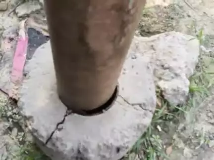 muda sem nagar urf pandri me
jio tabar ke bijli ka pol tuta hua hai
is par koi dhiyan nahi de raha hai
kabhi bhi hadsa