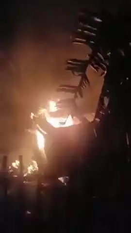 ठाकुरगंज: ठाकुरगंज प्रखंड के फुलभाषा चौक के पास चार चक्का वाहन में लगी आग, कोई हताहत नहीं
