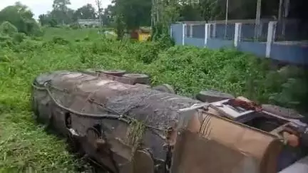 ধূপগুড়ি: ধুপগুড়ি কালা চাঁদ দরবেশ মঞ্চের সামনে নিয়ন্ত্রণ হারিয়ে নয়ন জলিতে পড়ে গেল একটি পিচ বোঝাই লরি,হতাহতের খবর নেই