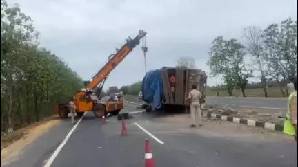 పాణ్యం మండలం సుగాలిమెట్ట జాతీయ రహదారి పై భారీ వాహనం బోల్తా, తప్పిన ప్రమాదం