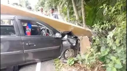ময়নাগুড়ি: নিয়ন্ত্রণ হারিয়ে ইলেকট্রিকের খুঁটিতে ধাক্কা মারলো একটি ছোট চার চাকা গাড়ি, ঘটনাটি রাজারহাট সংলগ্ন এলাকায় আহত ১