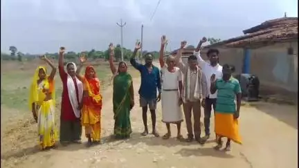 दुधि: बभनी गांव के खैर टोला से डगडउआ टोला विद्यालय संपर्क मार्ग की मरम्मत की मांग को लेकर लोगों ने किया प्रदर्शन #jansamasya