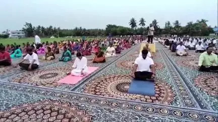 యోగా ప్రతి ఒక్కరి జీవితాల్లో భాగస్వామ్యం కావాలి: పట్టణంలో జిల్లా కలెక్టర్ మహేష్