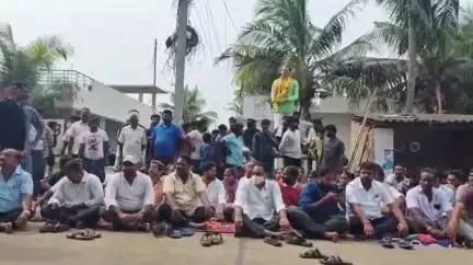 అంతర్వేదికరలో ఉద్రిక్తత, వంగవీటి రంగా విగ్రహ ఏర్పాటును అడ్డుకున్న పోలీసులు, ఆందోళన చేపట్టిన కాపు సంఘం నేతలు