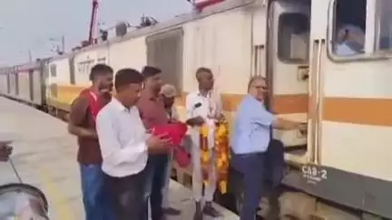मारवाड़ जंक्शन: मारवाड़ जंक्शन रेलवे स्टेशन पर पहली बार बीकानेर बांद्रा एसी ट्रेन के पहुंचने पर नगरवासियों ने किया भव्य स्वागत