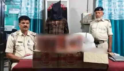 कटिहार जिला के बलरामपुर थाना क्षेत्र में एक टेम्पू के साथ कुल-47.5 लीटर विदेशी शराब के साथ 01 तस्कर गिरफ्तार I