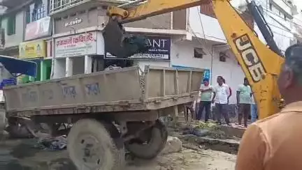 কালিয়াগঞ্জ: কালিয়াগঞ্জ শহরের হাসপাতাল রোডে নিকাশি নালা পরিষ্কারের উদ্যোগ নিল পৌরসভা, পরিদর্শনে পৌরপ্রধান