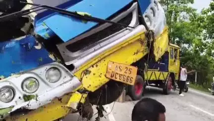 নাওবৈচা: নাওবৈচাৰ দহ মাইলত ভয়ংকৰ পথ দুৰ্ঘটনা,গুৱাহাটীৰ পৰা মাজুলী অভিমুখী নৈশ বাছ নিয়ন্ত্ৰণ হেৰুৱাই বাগৰি পৰে পথৰ কাষত