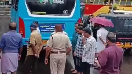 മണ്ണാർക്കാട്: മണ്ണാർക്കാട് ബസ് സ്റ്റാൻഡിനുള്ളിൽ ബസിടിച്ച് സർക്കാർ ജീവനക്കാരിക്ക് ദാരുണാന്ത്യം
