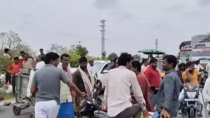 అల్లాదుర్గం: వరి ధాన్యం కొనుగోలులో అధికారుల జాప్యంతో రోడ్డెక్కిన అన్నదాతలు