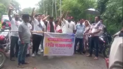 নাজিৰা: ৰহদৈ আলি পুনৰ নিৰ্মাণৰ দাবীত বৃহস্পতিবাৰে স্থানীয় ৰাইজৰ উদ্যোগত ৰহদৈ আলিত তিনি ঘণ্টীয়া পথ অৱৰোধ কাৰ্যসূচী ৰূপায়ণ