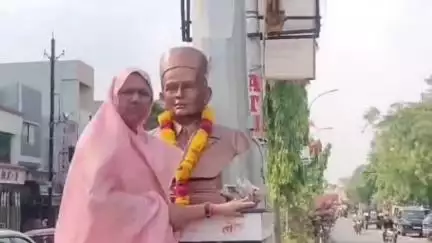 सुवासरा: शामगढ़ में मनाई गई वीर सावरकर की जयंती, प्रतिमा पर किया गया माल्यार्पण