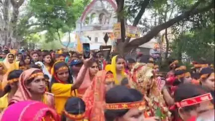 सिसवन: कचनार गांव में महायज्ञ को लेकर निकाली गई कलश यात्रा