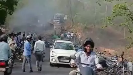 दुधि: रनटोला गांव के समीप एक ट्रेलर के पलटने के बाद इंजन में लगी आग, चालक की जिंदा जलकर हुई मौत