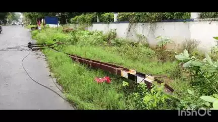 மேட்டுப்பாளையம்: சிறுமுகை அருகே தென் திருப்பதி பகுதியில் மழை காரணமாக மரம் முறிந்து விழுந்து மின்கம்பங்கள் சேதம்