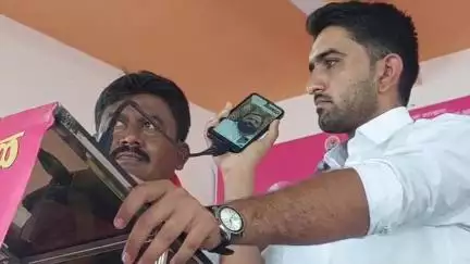 राहुरी: शेतकरी विकास मंडळाला विजयी करा, कारखाना आम्ही सुरू करतो; मंत्री भरत गोगावले यांनी व्हिडिओ कॉलद्वारे साधला संवाद