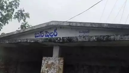వెల్గటూరు: వెంకటాపూర్‌లో శిథిలావస్థకు చేరిన ప్రయాణ ప్రాంగణం, ఆందోళనలో ప్రయాణికులు