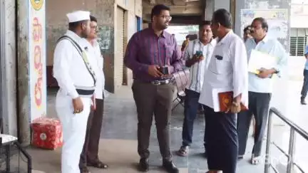 ఆదోని: ఆదోని బస్టాండ్ను ఆకస్మికంగా తనిఖీ చేసిన, సబ్ కలెక్టర్ మౌర్య భరద్వాజ్