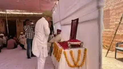 सिवाना: सिवाना विधायक ने जोधपुर से सांसद प्रत्याशी करण सिंह जी के निवास पर पहुंचकर उनकी माता जी को दी श्रद्धांजलि