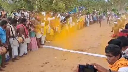 நத்தம்: மடூரில் பெத்தப்ப நாயக்கர் அரண்மனை சுவாமி கோவில் திருவிழாவையொட்டி மாலை தாண்டும் நிகழ்ச்சி