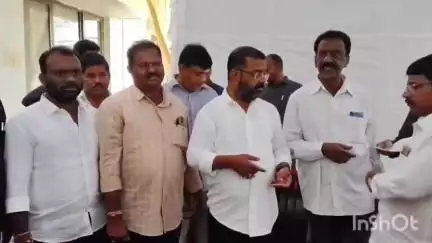 ఖాజీపేట: బాధితులకు క్యాంప్ ఆఫీస్‌లో సీఎంఆర్‌ఎఫ్‌ చెక్కులను పంపిణీ చేసిన ఎమ్మెల్యే రాజేందర్ రెడ్డి