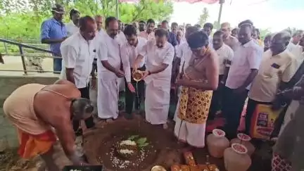 திருக்கோயிலூர்: தேவியகரம் பகுதியில் கூட்டு குடிநீர் திட்ட நீர் உறிஞ்சுக் கிணறு கட்டுமான பணியினை அடிக்கல் நாட்டி தொடங்கி வைத்த முன்னாள் அமைச்சர்