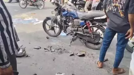 नसीराबाद: नसीराबाद रोड पर डंपर ने मोटरसाइकिल सवार युवक को मारी टक्कर, युवक के हाथ-पैर पर आई गंभीर चोट