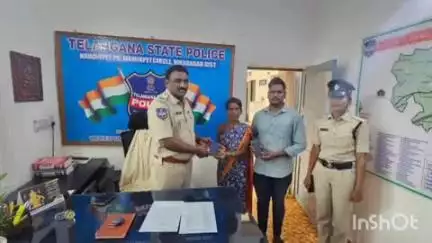 నవాబ్​పేట: నవాబ్ పేట్ పోలీస్ స్టేషన్ పరిధిలో పోగొట్టుకున్న మొబైల్ ఫోన్లను బాధితులకు అప్పగించిన ఎస్ఐ అరుణ్ కుమార్