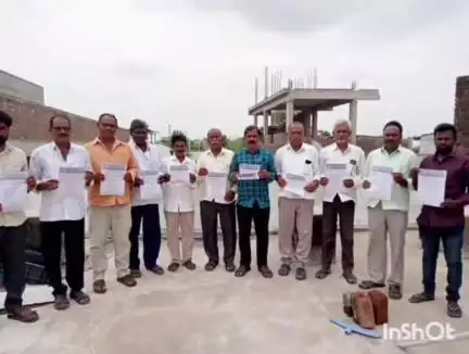 నర్సంపేట: నర్సంపేట పట్టణంలో ప్రభుత్వం కొనసాగిస్తున్న దమన కాండను ఆపాలని రైతు కూలీ సంఘం నాయకులు పోస్టర్ ఆవిష్కరించారు