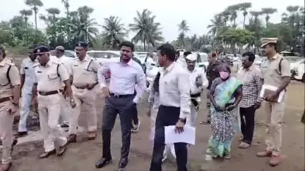 సీఎం పర్యటన నేపథ్యంలో సిహెచ్.గున్నేపల్లి వద్ద హెలిప్యాడ్ ప్రాంతాన్ని పరిశీలించిన కలెక్టర్, ఎస్పీ, భద్రతాధికారులు