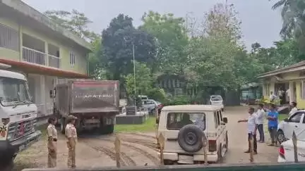 উত্তৰ লক্ষীমপুৰ: লখিমপুৰৰ বাইপাছত অবৈধ ভাৱে বালি কঢ়িয়াই নিয়া ডাম্পাৰ জব্দ উত্তৰ লখিমপুৰ আঞ্চলিক বন কৰ্মী দলৰ