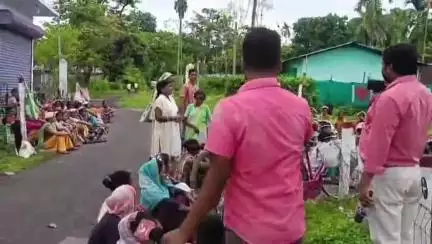 ধূপগুড়ি: বকেয়া বেতন সহ একাধিক দাবিতে বানারহাট চা বাগানে গেট মিটিং করল চা বাগান মজদুর ইউনিয়ন