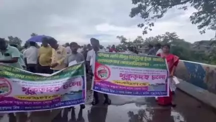 দাসপুর ১: চার মাস ধরে বন্ধ খুকুরদহ ব্রিজ; সমস্যায় ট্রাক চালক থেকে এলাকার মানুষজন, বিক্ষোভ #jansamasya