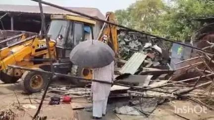 खतौली: खतौली तहसील क्षेत्र के मंडी समिति परिसर में अतिक्रमण पर गरजा प्रशासन का बुलडोजर, अतिक्रमणकारियों में हड़कंप