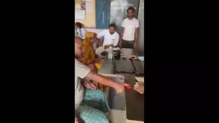 आंदर: पतार पंचायत भवन में आयुष्मान कार्ड बनवाने के लिए उमड़ी लाभार्थियों की भीड़