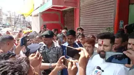 महुआ गोली कांड गल्ला व्यापारियों से चिराग पासवान विनोद चौधरी जी के परिजनों से मिले।

#mahua #गोली #व्यवसाय #महुआ #हत्या