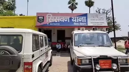 सिसवन: शराब पीने के आरोप में बाप-बेटा गिरफ्तार