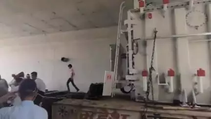 चितलवाना: भीनमाल मिठिबेरी सड़क मार्ग पर भारत माला पुलिया बनी बाधा, ट्रांसफार्मर फंसा