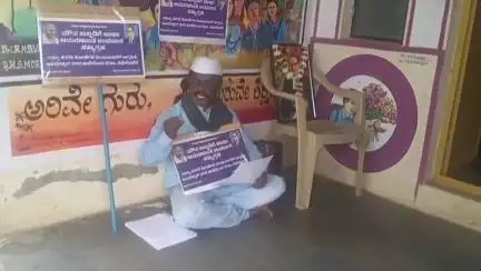 ರಾಯಬಾಗ: ನಿಡಗುಂದಿ ಗ್ರಾಮದ ಸರಕಾರಿ ಶಾಲೆಯ ಕೊಠಡಿಗಳ ಮಂಜೂರಾತಿಗೆ ಆಗ್ರಹಿಸಿ ರಾಯಬಾಗ ಪಟ್ಟಣದಲ್ಲಿ ಉಪವಾಸ ಸತ್ಯಾಗ್ರಹ ಕೈಗೊಂಡ ಮುಖ್ಯೋಪಾಧ್ಯಾಯ
