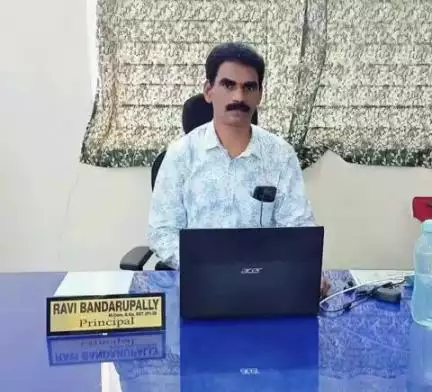 మణుగూరు: గిరిజన గురుకుల బాలుర డిగ్రీ కళాశాలలో డిగ్రీ ప్రథమ సంవత్సర అడ్మిషన్ దరఖాస్తులు ప్రారంభిస్తున్నట్లు తెలిపిన ప్రిన్సిపాల్
