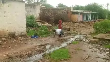 ಬಾದಾಮಿ: ಗೋನಾಳ ಗ್ರಾಮದಲ್ಲಿ ವಿಕಲಚೇತನನ ಮನೆ ಮುಂಡದ ಚರಂಡಿ ನೀರು, ಕ್ಯಾರೆ ಎನ್ನದ ಅಧಿಕಾರಿಗಳು #localissue