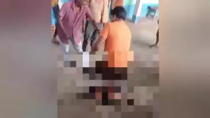 উত্তৰ লক্ষীমপুৰ: নগৰৰ শনিমন্দিৰত তিনি কিশোৰক চুৰি কাৰ্যত লিপ্তৰ অভিযোগত শাৰিৰীক নিৰ্যাতন চলাই লখিমপুৰ আৰক্ষীৰ জালত দুজন
