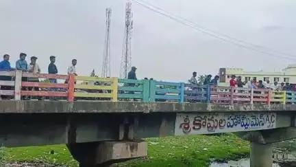 వెంకటగిరిలో కైవల్యా నదిలోకి దూసుకెళ్లిన ఆటో, ప్రయాణికులు లేకపోవడంతో తప్పిన ప్రమాదం