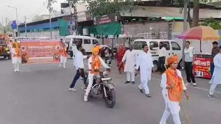 चौमूं: चोंमू में विश्व हिंदू परिषद द्वारा आयोजित दुर्गा वाहिनी शौर्य प्रशिक्षण वर्ग का आयोजन, बालिकाओं ने निकाला पथ संचालन