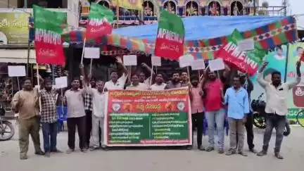 మండపేట లో మున్సిపల్ ఇంజినీరింగ్ కార్మికుల నిరసన దీక్ష, వేతనాలు పెంచాలని డిమాండ్